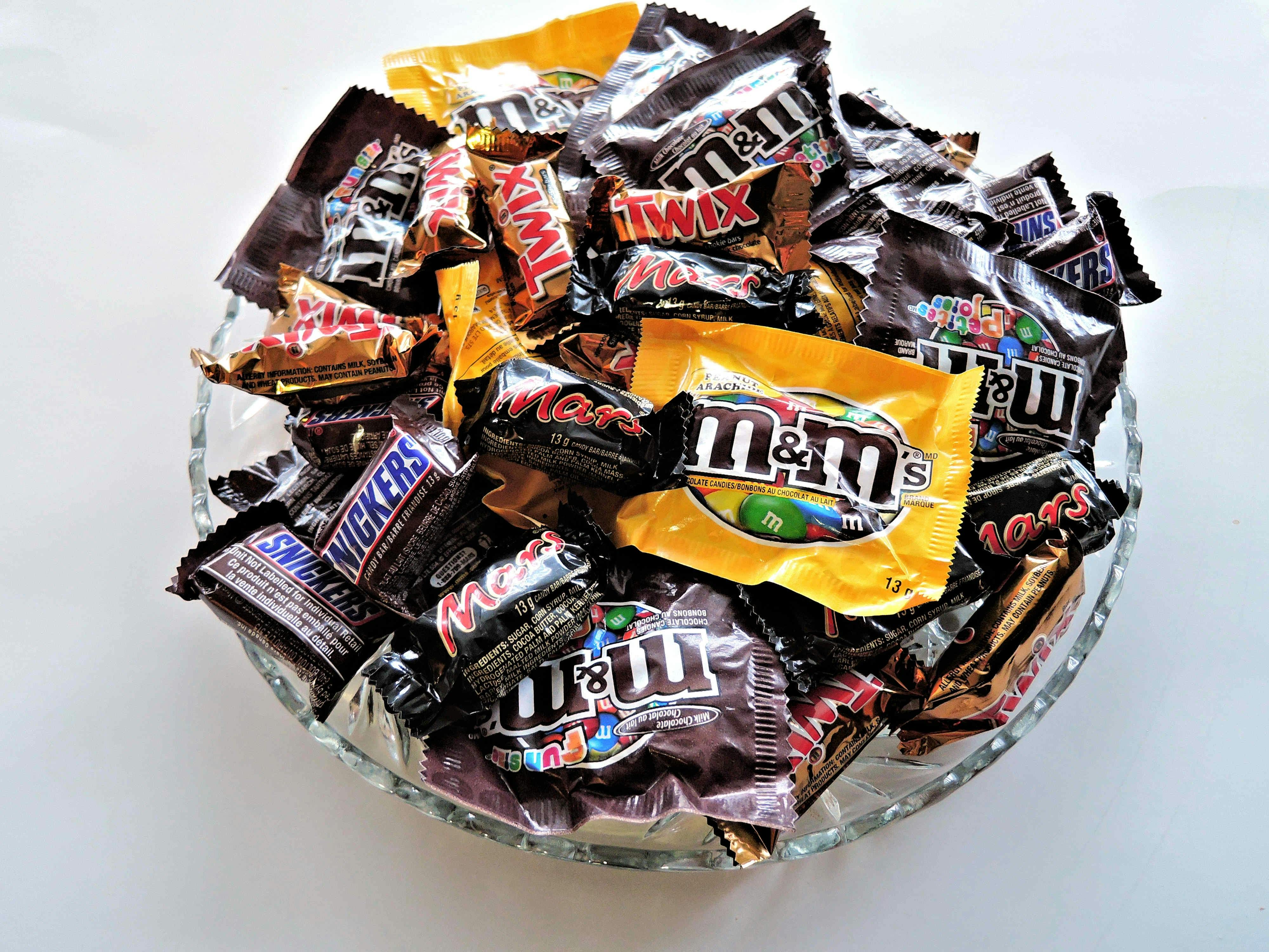 Colorful candies and packaged foods representing synthetic food dye concerns.