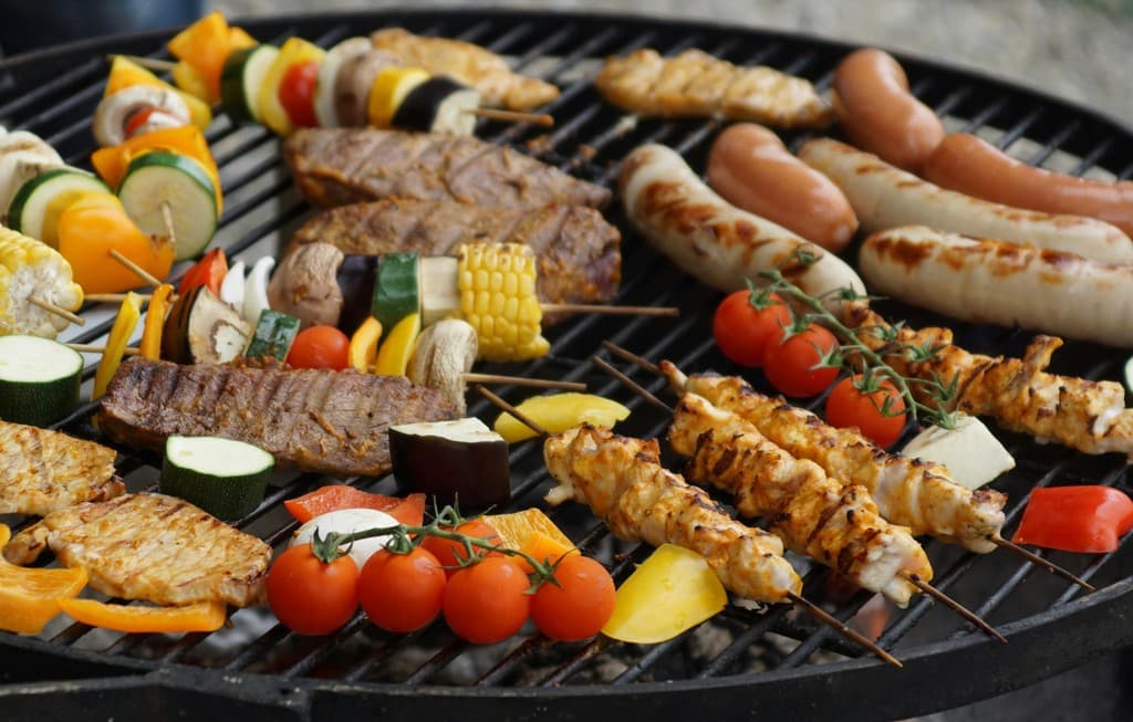 A social eating scene used to explain Flourish meal trigger scores.